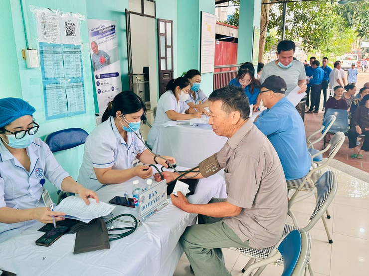 XÃ YÊN LÃNG TỔ CHỨC KHÁM BỆNH, TƯ VẤN SỨC KHỎE, CẤP THUỐC MIỄN PHÍ CHO CÁC ĐỐI TƯỢNG CHÍNH SÁCH NHÂN DỊP KỶ NIỆM 78 NĂM NGÀY THƯƠNG BINH - LIỆT SĨ (27/7/1947 – 27/7/2025).- Ảnh 8.
