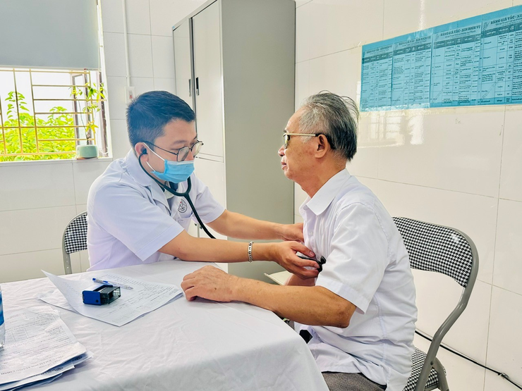 XÃ YÊN LÃNG TỔ CHỨC KHÁM BỆNH, TƯ VẤN SỨC KHỎE, CẤP THUỐC MIỄN PHÍ CHO CÁC ĐỐI TƯỢNG CHÍNH SÁCH NHÂN DỊP KỶ NIỆM 78 NĂM NGÀY THƯƠNG BINH - LIỆT SĨ (27/7/1947 – 27/7/2025).- Ảnh 9. XÃ YÊN LÃNG TỔ CHỨC KHÁM BỆNH, TƯ VẤN SỨC KHỎE, CẤP THUỐC MIỄN PHÍ CHO CÁC ĐỐI TƯỢNG CHÍNH SÁCH NHÂN DỊP KỶ NIỆM 78 NĂM NGÀY THƯƠNG BINH - LIỆT SĨ (27/7/1947 – 27/7/2025).- Ảnh 9.