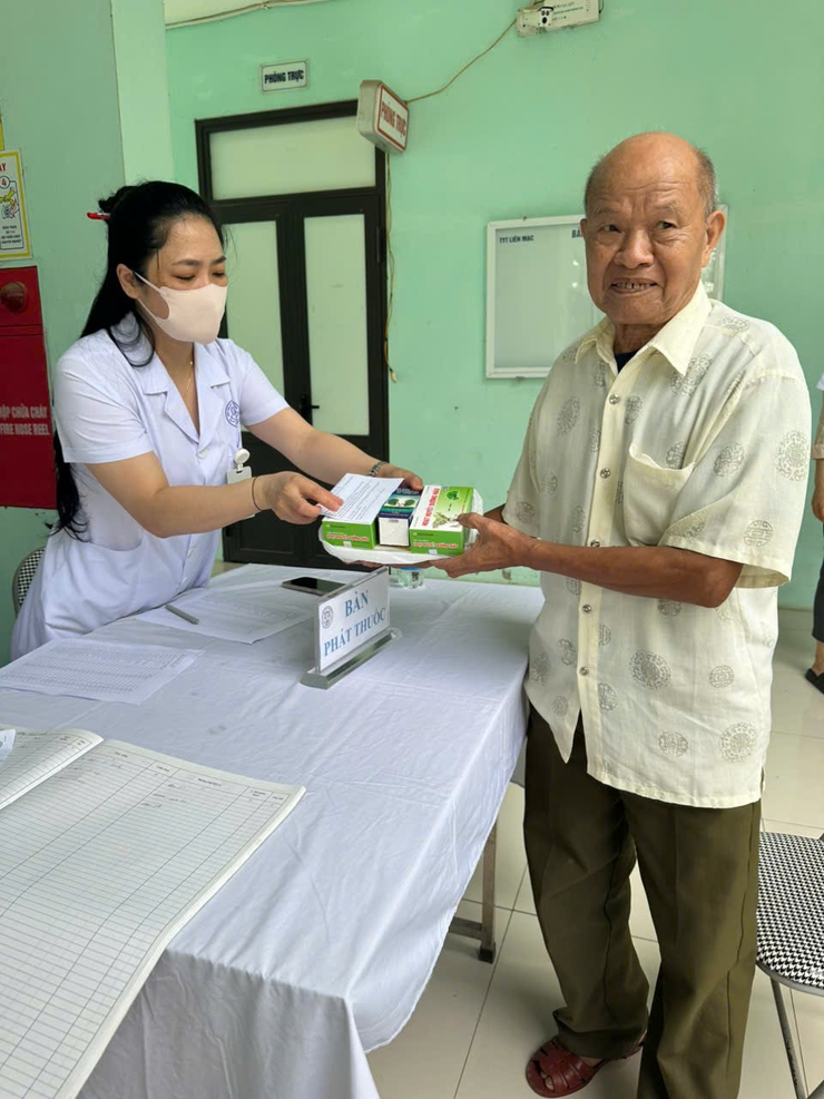 XÃ YÊN LÃNG TỔ CHỨC KHÁM BỆNH, TƯ VẤN SỨC KHỎE, CẤP THUỐC MIỄN PHÍ CHO CÁC ĐỐI TƯỢNG CHÍNH SÁCH NHÂN DỊP KỶ NIỆM 78 NĂM NGÀY THƯƠNG BINH - LIỆT SĨ (27/7/1947 – 27/7/2025).- Ảnh 10. XÃ YÊN LÃNG TỔ CHỨC KHÁM BỆNH, TƯ VẤN SỨC KHỎE, CẤP THUỐC MIỄN PHÍ CHO CÁC ĐỐI TƯỢNG CHÍNH SÁCH NHÂN DỊP KỶ NIỆM 78 NĂM NGÀY THƯƠNG BINH - LIỆT SĨ (27/7/1947 – 27/7/2025).- Ảnh 10.