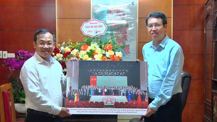 Đoàn công tác Báo Hà Nội mới thăm, chúc mừng lãnh đạo xã Hoài Đức- Ảnh 1.