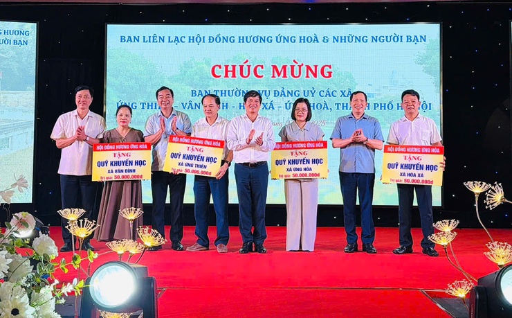 Hội đồng hương Ứng Hòa thăm và tặng quà tại xã Hòa Xá- Ảnh 2.