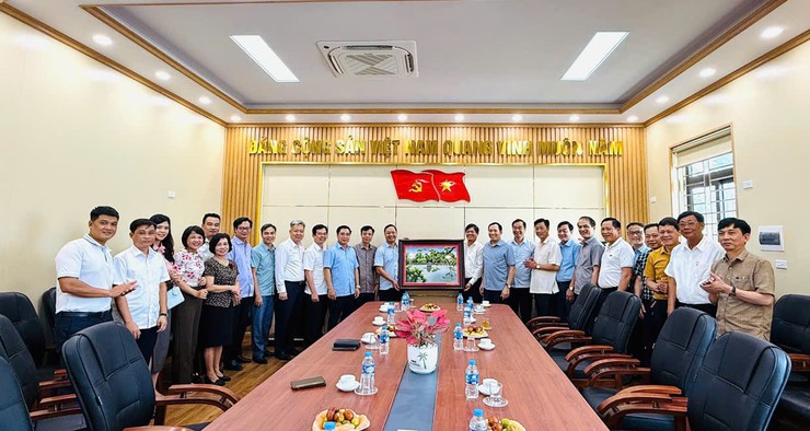 HỘI ĐỒNG HƯƠNG ỨNG HÒA THĂM VÀ TẶNG QUÀ CÁC XÃ MỚI THÀNH LẬP- Ảnh 2.
