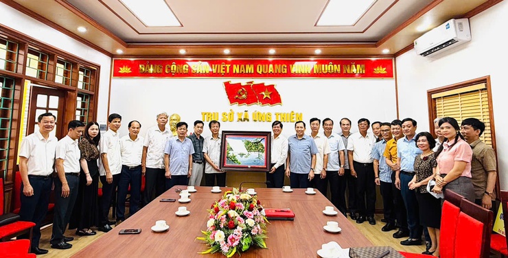 HỘI ĐỒNG HƯƠNG ỨNG HÒA THĂM VÀ TẶNG QUÀ CÁC XÃ MỚI THÀNH LẬP- Ảnh 1.