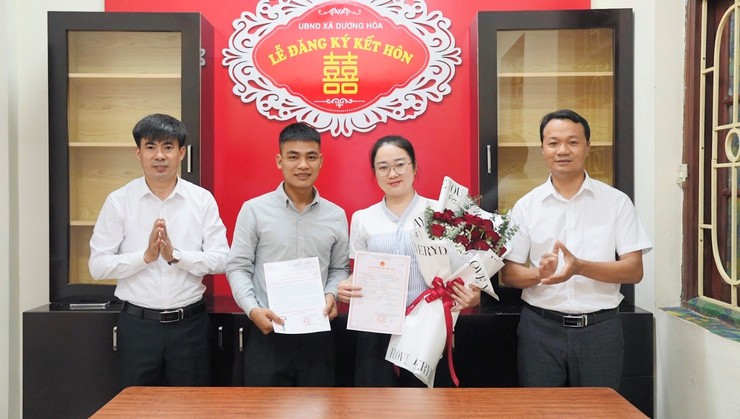        Chủ tịch UBND xã trao Giấy chứng nhận kết hôn cho những công dân đầu tiên sau khi chính quyền cấp xã mới đi vào hoạt động- Ảnh 1.