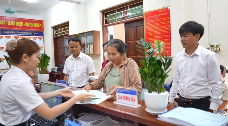        Chủ tịch UBND xã trao Giấy chứng nhận kết hôn cho những công dân đầu tiên sau khi chính quyền cấp xã mới đi vào hoạt động- Ảnh 2.