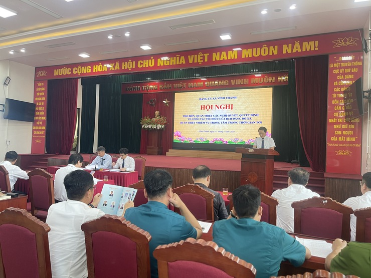 Đảng uỷ xã Vĩnh Thanh tổ chức Hội nghị Quán triệt, triển khai các Nghị quyết, Quyết định của BCH Đảng bộ xã về công tác tổ chức bộ máy và một số nhiệm vụ trong tâm 6 tháng cuối năm 2025.- Ảnh 5.