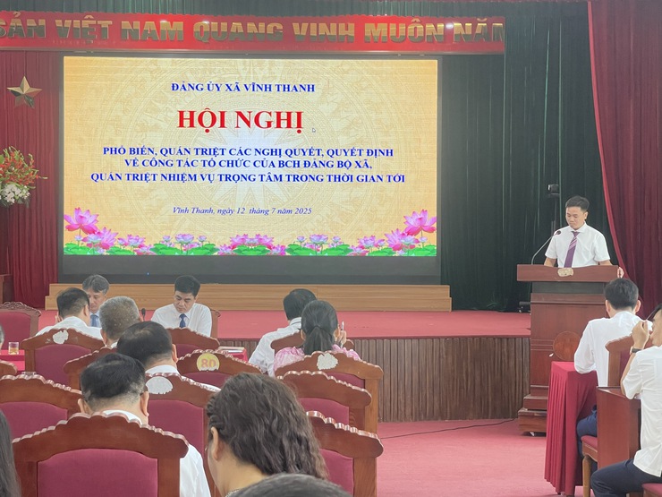 Đảng uỷ xã Vĩnh Thanh tổ chức Hội nghị Quán triệt, triển khai các Nghị quyết, Quyết định của BCH Đảng bộ xã về công tác tổ chức bộ máy và một số nhiệm vụ trong tâm 6 tháng cuối năm 2025.- Ảnh 6.