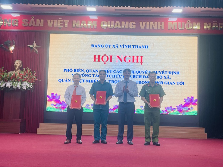 Đảng uỷ xã Vĩnh Thanh tổ chức Hội nghị Quán triệt, triển khai các Nghị quyết, Quyết định của BCH Đảng bộ xã về công tác tổ chức bộ máy và một số nhiệm vụ trong tâm 6 tháng cuối năm 2025.- Ảnh 7.
