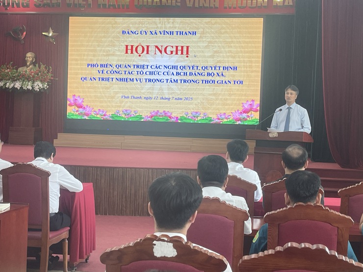 Đảng uỷ xã Vĩnh Thanh tổ chức Hội nghị Quán triệt, triển khai các Nghị quyết, Quyết định của BCH Đảng bộ xã về công tác tổ chức bộ máy và một số nhiệm vụ trong tâm 6 tháng cuối năm 2025.- Ảnh 10.