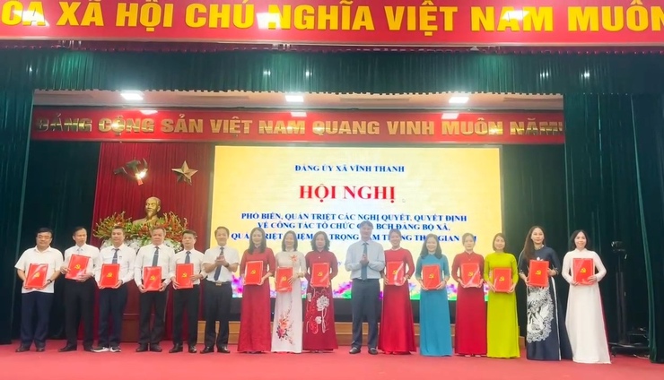 Đảng uỷ xã Vĩnh Thanh tổ chức Hội nghị Quán triệt, triển khai các Nghị quyết, Quyết định của BCH Đảng bộ xã về công tác tổ chức bộ máy và một số nhiệm vụ trong tâm 6 tháng cuối năm 2025.- Ảnh 8.