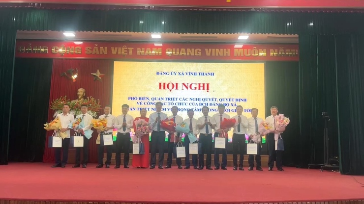 Đảng uỷ xã Vĩnh Thanh tổ chức Hội nghị Quán triệt, triển khai các Nghị quyết, Quyết định của BCH Đảng bộ xã về công tác tổ chức bộ máy và một số nhiệm vụ trong tâm 6 tháng cuối năm 2025.- Ảnh 9.