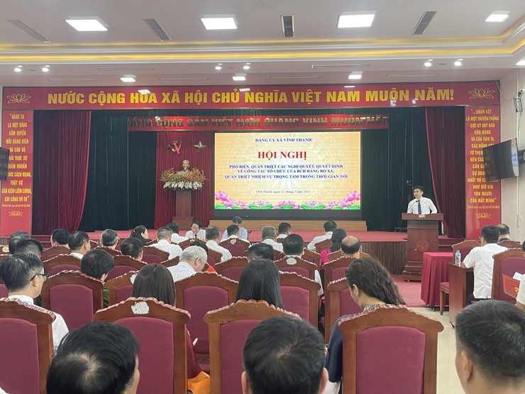 Đảng uỷ xã Vĩnh Thanh tổ chức Hội nghị Quán triệt, triển khai các Nghị quyết, Quyết định của BCH Đảng bộ xã về công tác tổ chức bộ máy và một số nhiệm vụ trong tâm 6 tháng cuối năm 2025.- Ảnh 4.