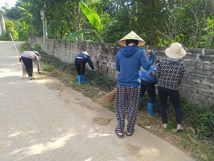 Phụ nữ xã Bất Bạt hưởng ứng phong trào xây dựng và giữu gìn thôn, xóm, ngõ Sáng - Xanh - Sạch - Đẹp và An toàn.- Ảnh 1.