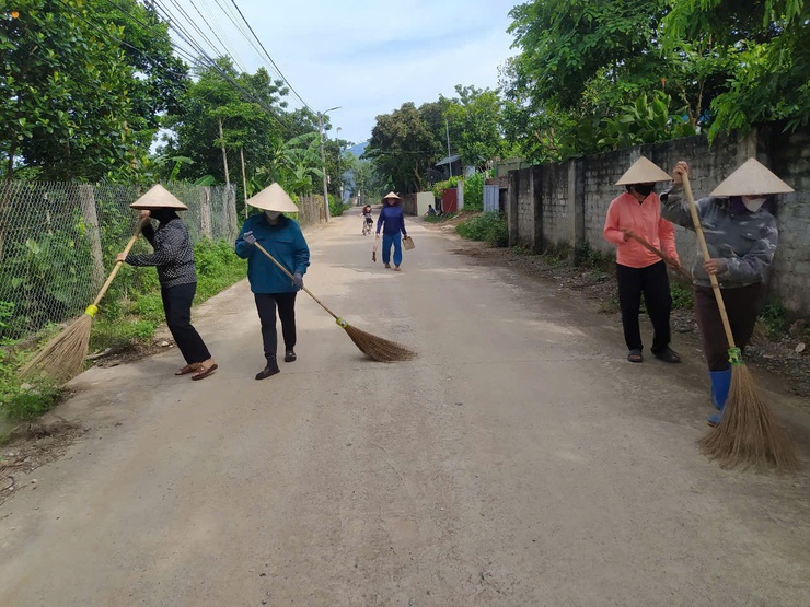 Phụ nữ xã Bất Bạt hưởng ứng phong trào xây dựng và giữu gìn thôn, xóm, ngõ Sáng - Xanh - Sạch - Đẹp và An toàn.- Ảnh 2.