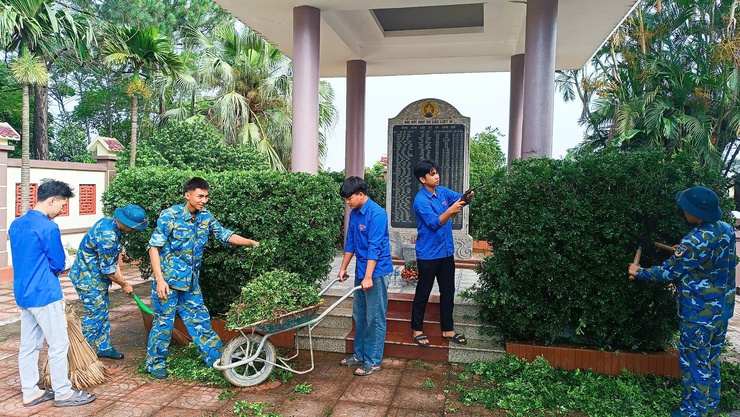 Đoàn Thanh niên xã Phú Nghĩa ra quân dọn vệ sinh các khu Nghĩa trang liệt sĩ trên địa bàn- Ảnh 1.