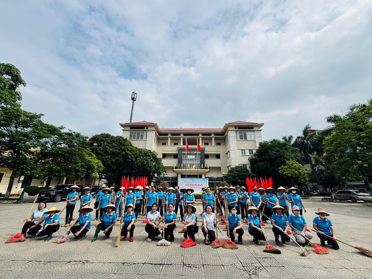 Hội LHPN xã Mê Linh: Phát động tổng vệ sinh môi trường, lan tỏa thông điệp “Phụ nữ góp phần tạo ra sự thay đổi”
- Ảnh 1.
