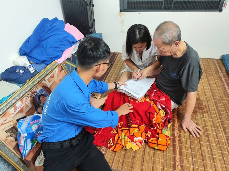 Phường Long Biên triển khai hướng dẫn kê khai hồ sơ trợ cấp hưu trí xã hội theo Nghị định 176/2025/NĐ-CP tại các nhà văn hóa tổ dân phố- Ảnh 3.