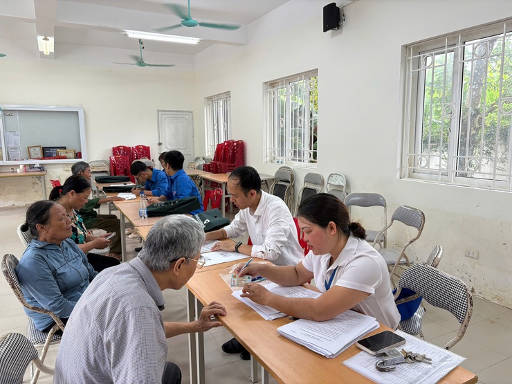 Phường Long Biên triển khai hướng dẫn kê khai hồ sơ trợ cấp hưu trí xã hội theo Nghị định 176/2025/NĐ-CP tại các nhà văn hóa tổ dân phố- Ảnh 2.