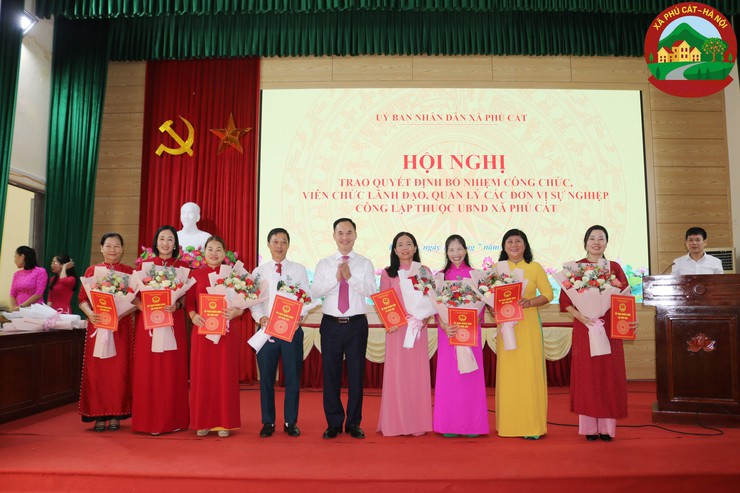 Phú Cát trao quyết định bổ nhiệm 41 cán bộ lãnh đao, quản lý các đơn vị sự nghiệp trực thuộc UBND xã- Ảnh 2.