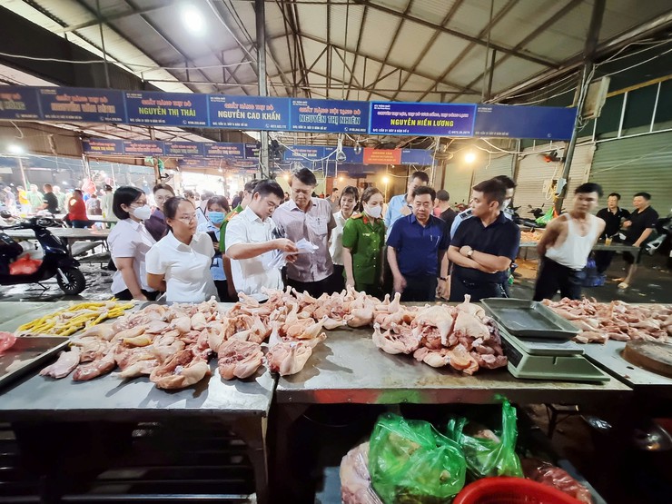 UBND phường Đại Mỗ kiểm tra công tác đảm bảo an toàn vệ sinh thực phẩm tại  chợ Phùng Khoang- Ảnh 2.