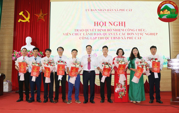 Phú Cát trao quyết định bổ nhiệm 41 cán bộ lãnh đao, quản lý các đơn vị sự nghiệp trực thuộc UBND xã- Ảnh 3.