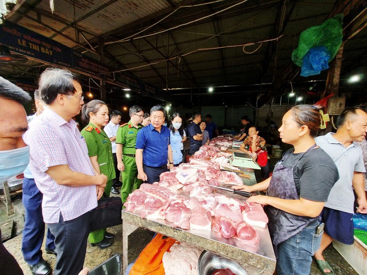 UBND phường Đại Mỗ kiểm tra công tác đảm bảo an toàn vệ sinh thực phẩm tại  chợ Phùng Khoang- Ảnh 1.