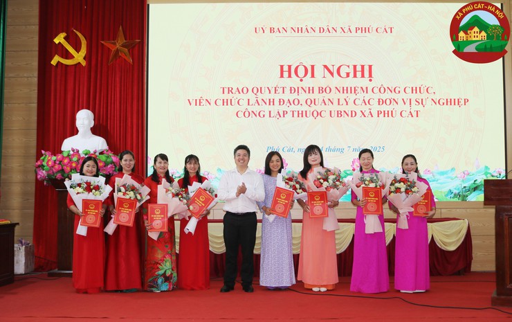 Phú Cát trao quyết định bổ nhiệm 41 cán bộ lãnh đao, quản lý các đơn vị sự nghiệp trực thuộc UBND xã- Ảnh 4.