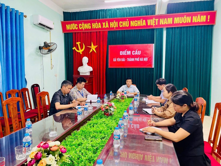 Đảng uỷ, UBND xã Yên Bài dự hội nghị giao ban trực tuyến của UBND thành phố Hà Nội về công tác vệ sinh môi trường và phong trào "Sáng - xanh - sạch - đẹp - an toàn"- Ảnh 1.