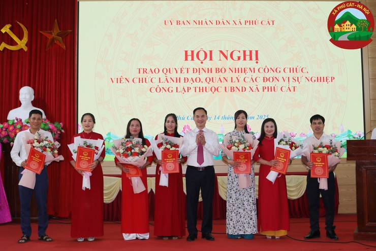 Phú Cát trao quyết định bổ nhiệm 41 cán bộ lãnh đao, quản lý các đơn vị sự nghiệp trực thuộc UBND xã- Ảnh 5.