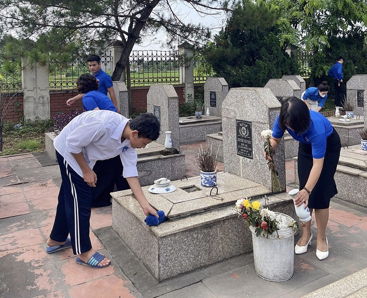 Đoàn TNCS Hồ Chí Minh xã Xuân Mai ra quân tổng vệ sinh, làm đẹp Nghĩa trang Liệt sĩ trên địa bàn- Ảnh 3.