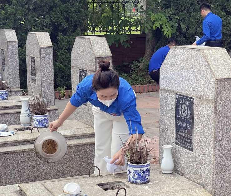 Đoàn TNCS Hồ Chí Minh xã Xuân Mai ra quân tổng vệ sinh, làm đẹp Nghĩa trang Liệt sĩ trên địa bàn- Ảnh 4.