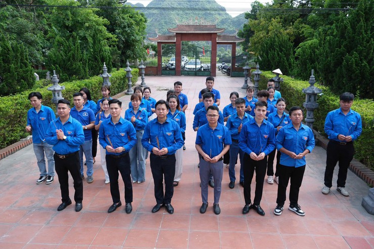 Đoàn TNCS Hồ Chí Minh xã Xuân Mai ra quân tổng vệ sinh, làm đẹp Nghĩa trang Liệt sĩ trên địa bàn- Ảnh 2.