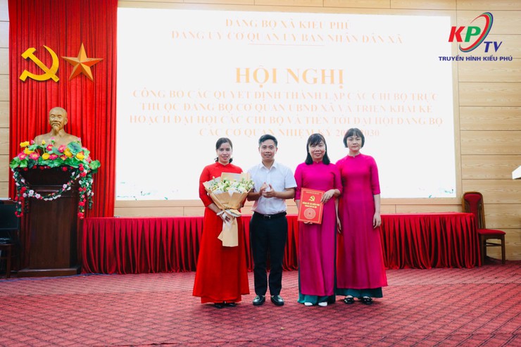 Đảng bộ khối cơ quan UBND xã Kiều Phú tổ chức hội nghị Công bố các Quyết định thành lập các Chi bộ trực thuộc UBND xã, triển khai nhiệm vụ Kế hoạch tỏi chức Đại hội Chi bộ nhiệm kỳ 2025-2030- Ảnh 4.