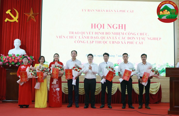 Phú Cát trao quyết định bổ nhiệm 41 cán bộ lãnh đao, quản lý các đơn vị sự nghiệp trực thuộc UBND xã- Ảnh 6.
