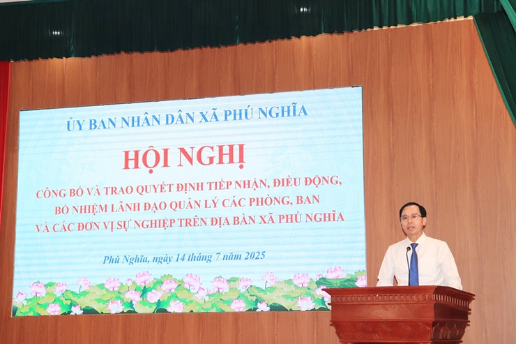 Phú Nghĩa tổ chức hội nghị công bố và trao Quyết định tiếp nhận, điều động, bổ nhiệm lãnh đạo quản lý các phòng chuyên môn, đơn vị sự nghiệp thuộc UBND xã- Ảnh 10.