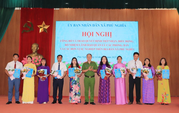 Phú Nghĩa tổ chức hội nghị công bố và trao Quyết định tiếp nhận, điều động, bổ nhiệm lãnh đạo quản lý các phòng chuyên môn, đơn vị sự nghiệp thuộc UBND xã- Ảnh 9.