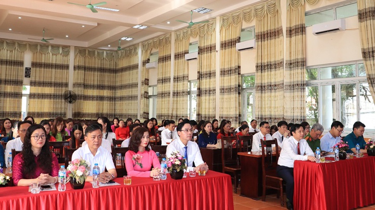 Phú Nghĩa tổ chức hội nghị công bố và trao Quyết định tiếp nhận, điều động, bổ nhiệm lãnh đạo quản lý các phòng chuyên môn, đơn vị sự nghiệp thuộc UBND xã- Ảnh 1.
