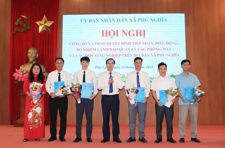 Phú Nghĩa tổ chức hội nghị công bố và trao Quyết định tiếp nhận, điều động, bổ nhiệm lãnh đạo quản lý các phòng chuyên môn, đơn vị sự nghiệp thuộc UBND xã- Ảnh 2.