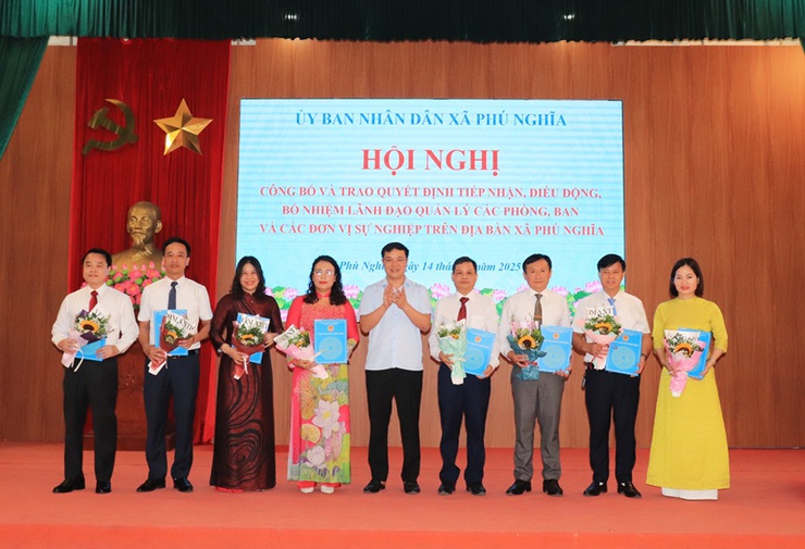 Phú Nghĩa tổ chức hội nghị công bố và trao Quyết định tiếp nhận, điều động, bổ nhiệm lãnh đạo quản lý các phòng chuyên môn, đơn vị sự nghiệp thuộc UBND xã- Ảnh 7.