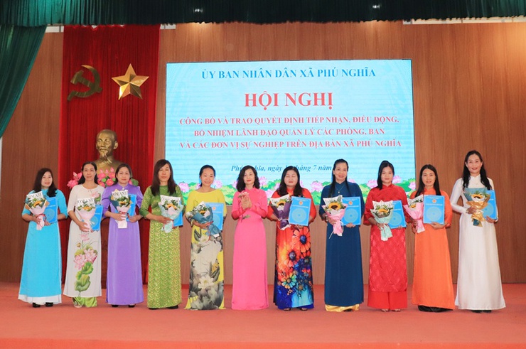Phú Nghĩa tổ chức hội nghị công bố và trao Quyết định tiếp nhận, điều động, bổ nhiệm lãnh đạo quản lý các phòng chuyên môn, đơn vị sự nghiệp thuộc UBND xã- Ảnh 8.