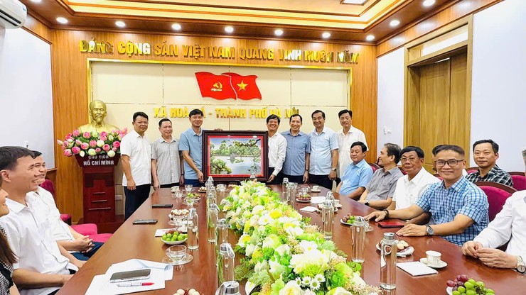 Hội đồng hương Ứng Hòa thăm và tặng quà tại xã Hòa Xá- Ảnh 3.