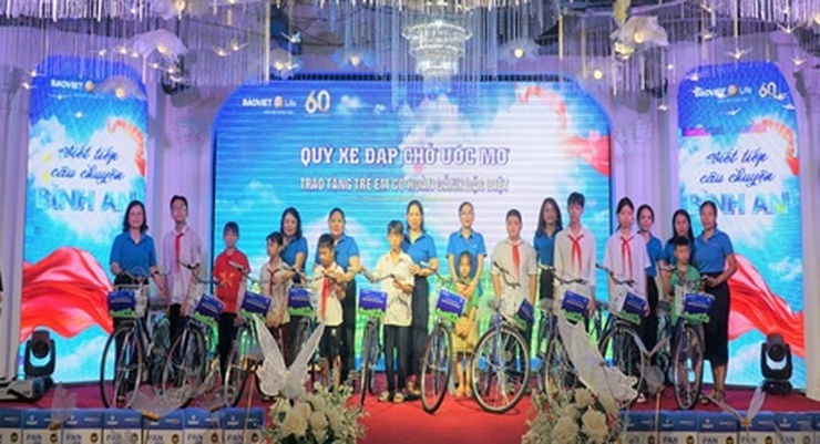 Trao tặng 20 xe đạp cho trẻ em vượt khó học tốt phường Dương Nội- Ảnh 2.