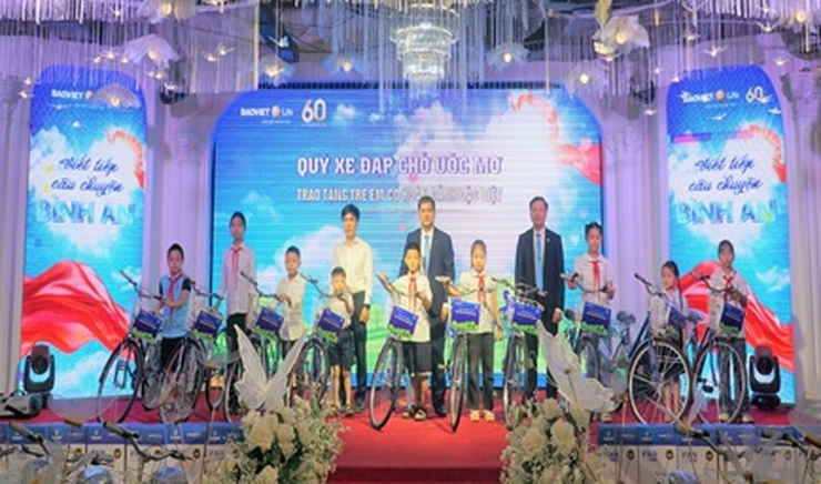 Trao tặng 20 xe đạp cho trẻ em vượt khó học tốt phường Dương Nội- Ảnh 1.