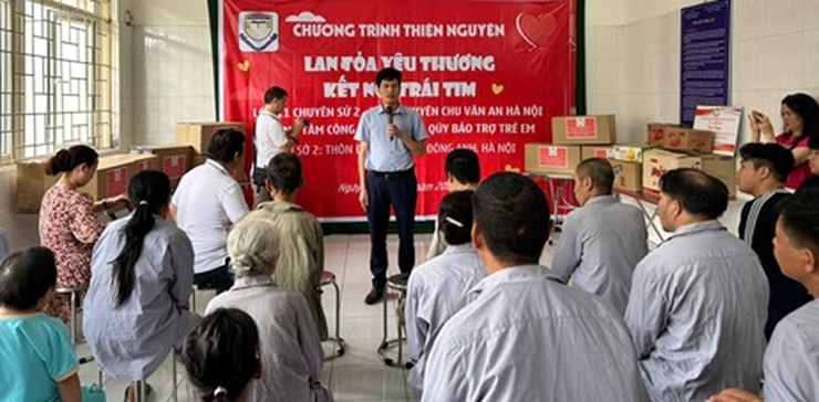 Học sinh trường THPT chuyên Chu Văn An Hà Nội thăm và tặng quà đối tượng nuôi dưỡng tại Trung tâm- Ảnh 1.