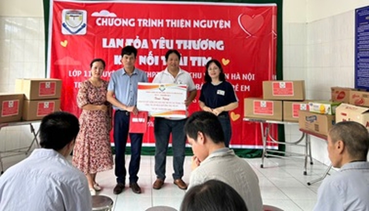 Học sinh trường THPT chuyên Chu Văn An Hà Nội thăm và tặng quà đối tượng nuôi dưỡng tại Trung tâm- Ảnh 2.
