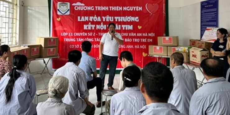 Học sinh trường THPT chuyên Chu Văn An Hà Nội thăm và tặng quà đối tượng nuôi dưỡng tại Trung tâm- Ảnh 3.
