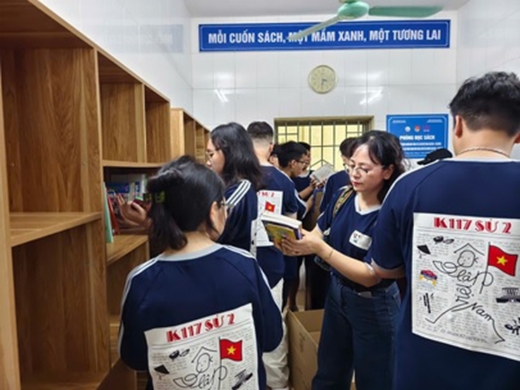 Học sinh trường THPT chuyên Chu Văn An Hà Nội thăm và tặng quà đối tượng nuôi dưỡng tại Trung tâm- Ảnh 4.