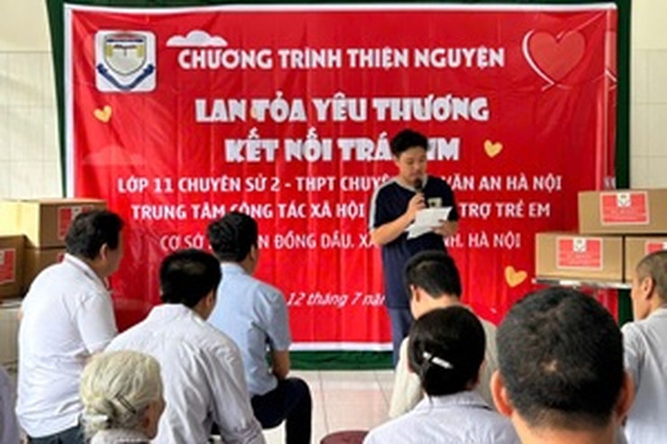 Học sinh trường THPT chuyên Chu Văn An Hà Nội thăm và tặng quà đối tượng nuôi dưỡng tại Trung tâm- Ảnh 5.