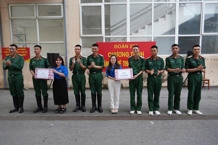 TUỔI TRẺ PHƯỜNG VĂN MIẾU – QUỐC TỬ GIÁM THAM DỰ CHƯƠNG TRÌNH VĂN NGHỆ VÀ TẶNG QUÀ CÁC CHIẾN SĨ ĐOÀN 275 - Ảnh 4.