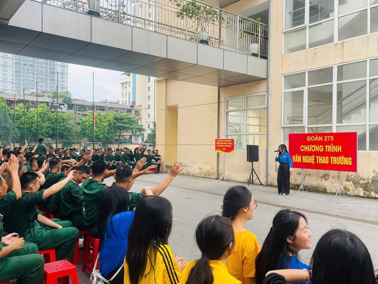 TUỔI TRẺ PHƯỜNG VĂN MIẾU – QUỐC TỬ GIÁM THAM DỰ CHƯƠNG TRÌNH VĂN NGHỆ VÀ TẶNG QUÀ CÁC CHIẾN SĨ ĐOÀN 275 - Ảnh 2.